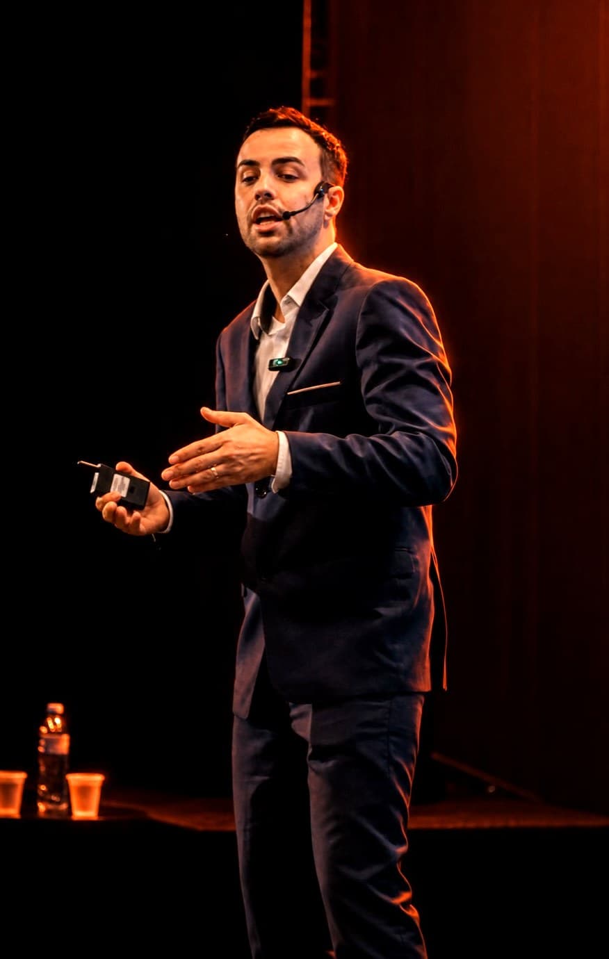 Felipe Silva, fundador da SOMA Negócios & Vendas, em palestra sobre estruturação comercial
